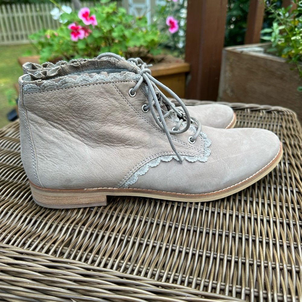 New Women's GIANI BINI 9.5 Ankle Boot Tan/Beige